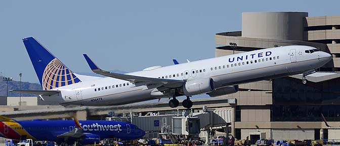 United Boeing 737-924 N36472, Phoenix Sky Harbor, March 5, 2015